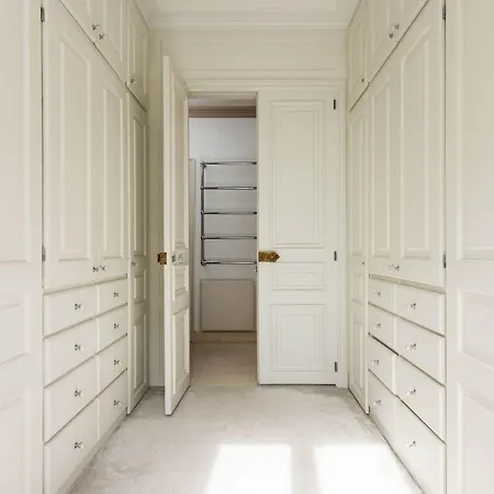 Montaigne Collection Iii 3br 8p Triangle D Or Apartment Paris