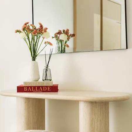 Montaigne Collection Iii 3br 8p Triangle D Or * Paris