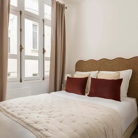 Montaigne Collection Iii 3br 8p Triangle D Or Apartment Paris