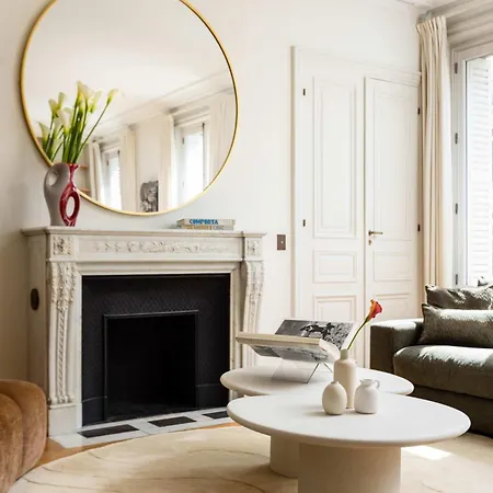 Montaigne Collection Iii 3br 8p Triangle D Or * Paris