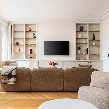 Montaigne Collection Iii 3br 8p Triangle D Or Apartment Paris